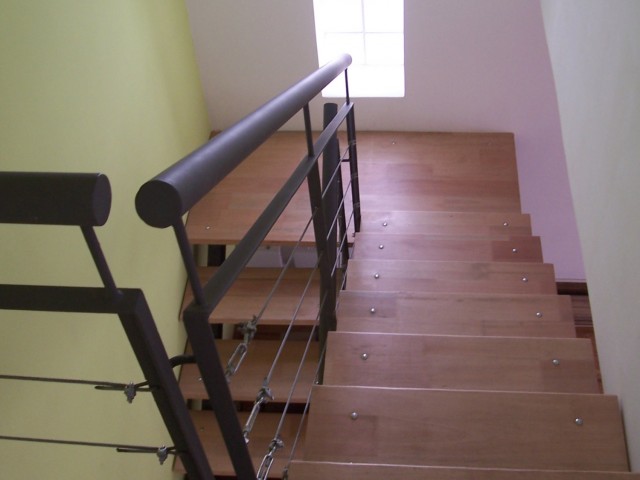 18_escalera_con_baranda_de_tensores_de_acero