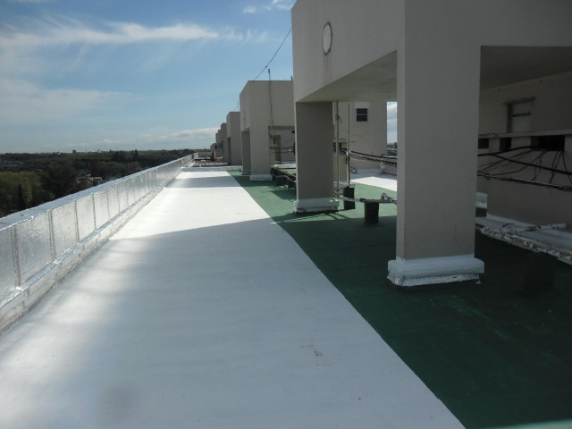 Impermeabilización con membrana asfáltica terminación geotextil. Solución semi transitable.